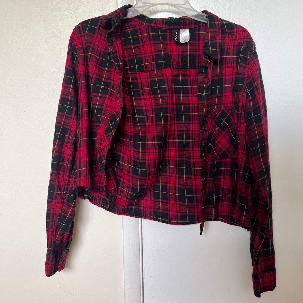 Black and Red Plaid Cropped Button Up Long Sleeve Shirt